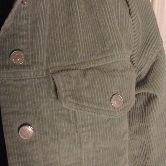 Forever 21 corduroy cropped button up boxy jacket Sage green SZ M raw cut hem - Picture 6 of 7